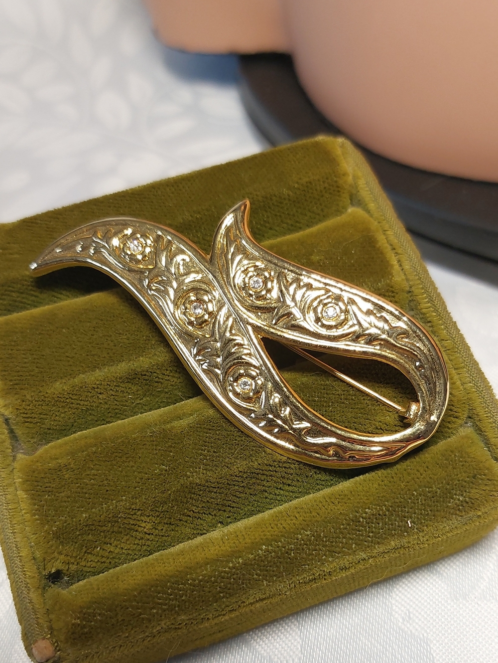 Vintage Gold-Tone Filigree Floral Ribbon Brooch Crystal Accents